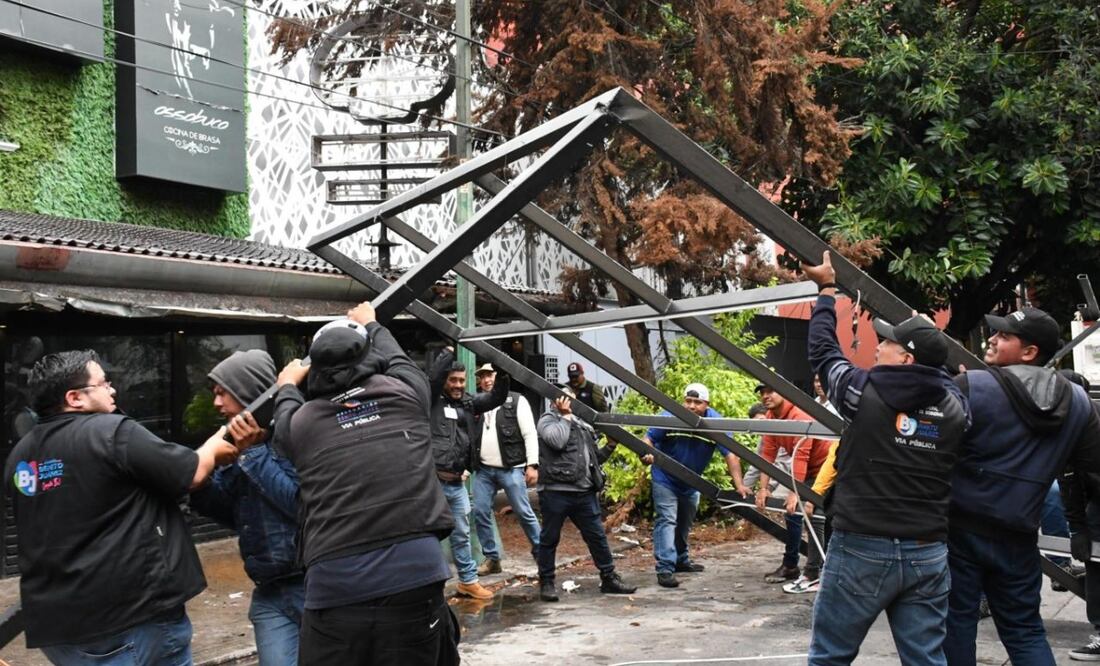 Avanza 70% la recuperación de espacio público en Nápoles; retiran estructuras de 42 comercios. Foto: Especial