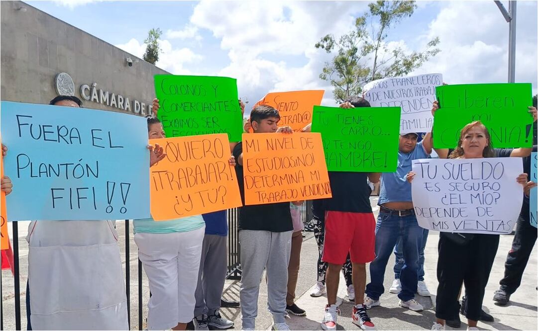 Comerciantes piden a trabajadores del Poder Judicial quitar plantón porque les afectan ventas. Foto: Enrique Gómez/EL UNIVERSAL