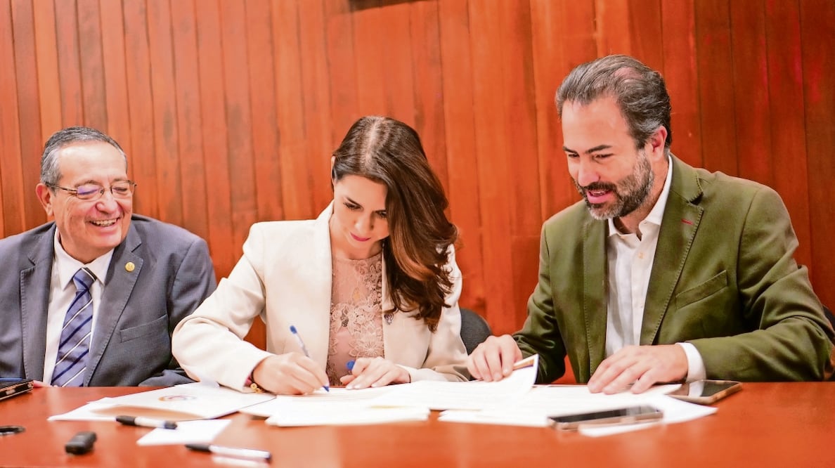 Laura Haro, de la coalición Fuerza y Corazón por Jalisco, al firmar los compromisos.Foto: Especial