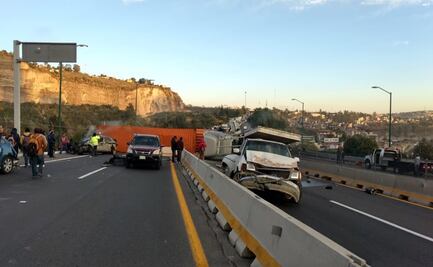 Vuelca tráiler en autopista Chamapa-Lechería; cierran circulación