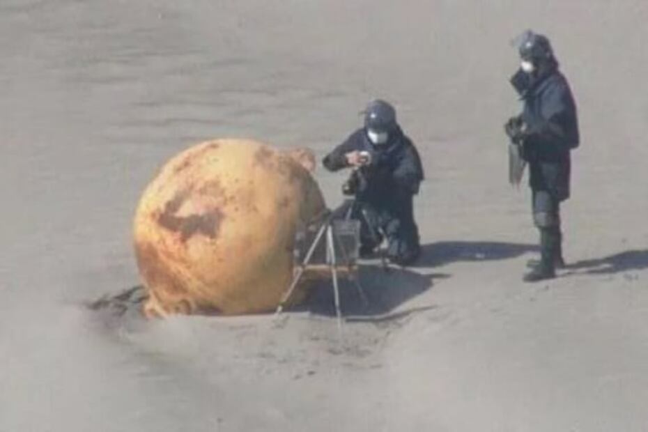 "¿Llegó Gokú?"; bola gigante aparece en playa de Japón y desconcierta a las autoridades