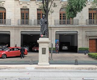 Reponen la estatua de Rafael Lucio en Reforma