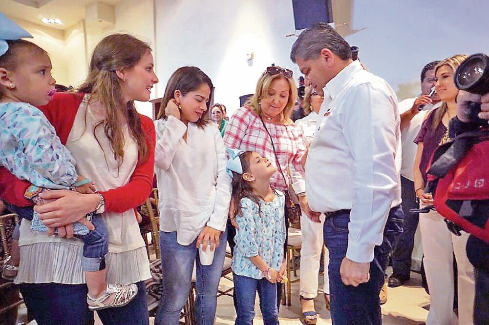 El candidato del PRI, Miguel Ángel Riquelme, se reunió con mujeres en Piedras Negras. (HILDA FERNÁNDEZ. EL UNIVERSAL)