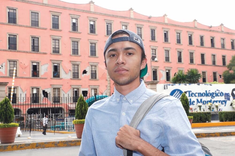 Carlos tendrá que terminar su licenciatura en línea o en otra sede. (LUIS CORTÉS. EL UNIVERSAL)