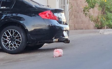 Matan a mujer dentro de un vehículo estacionado en Culiacán; hallan por sexta vez cerdito rosa de peluche en el lugar 