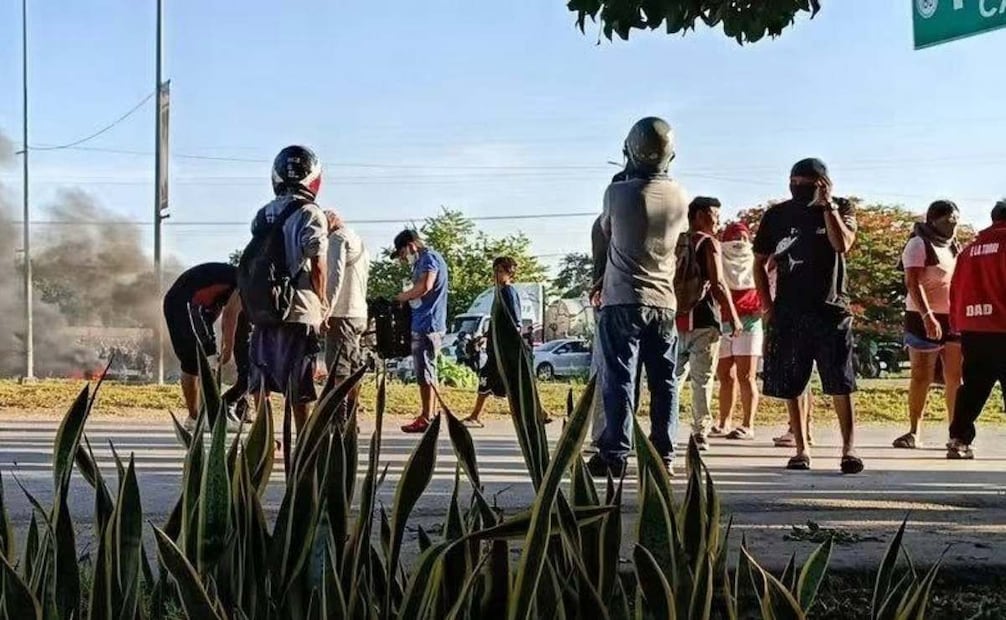 Desalojo de predio en Mérida provoca bloqueos; paracaidistas exigen diálogo con el Gobierno.
Foto: Especial.