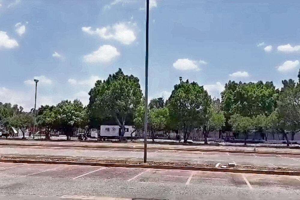 En el espacio donde había árboles, se planea construir oficinas y un puente que conecte el estacionamiento con la exgarita de San Lázaro. Foto: Especial