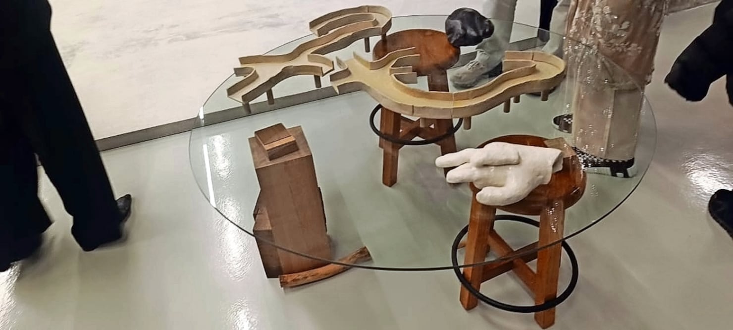 Una pieza de Chung Seoyoung: una mesa con objetos de cerámica, como una mano, túneles y una piedra. Foto: José Quezada / EL UNIVERSAL