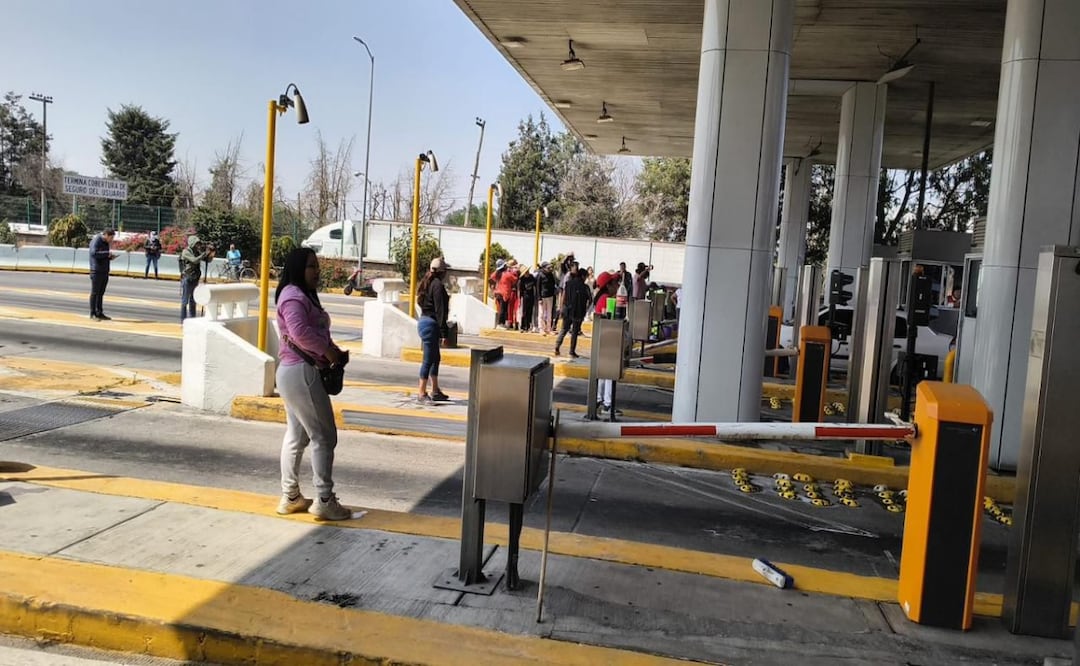 Protesta en caseta de Chalco por explosión en gasera; vecinos exigen reubicación tras daños. Foto: Especial