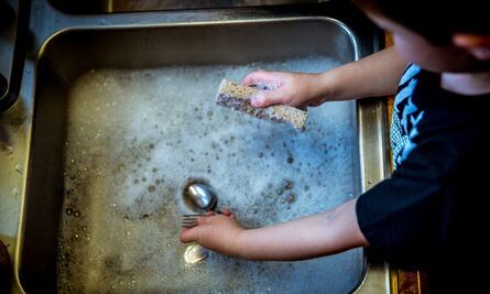 Madre causa furor en TikTok por estrategia para que sus hijos colaboren con las tareas domésticas