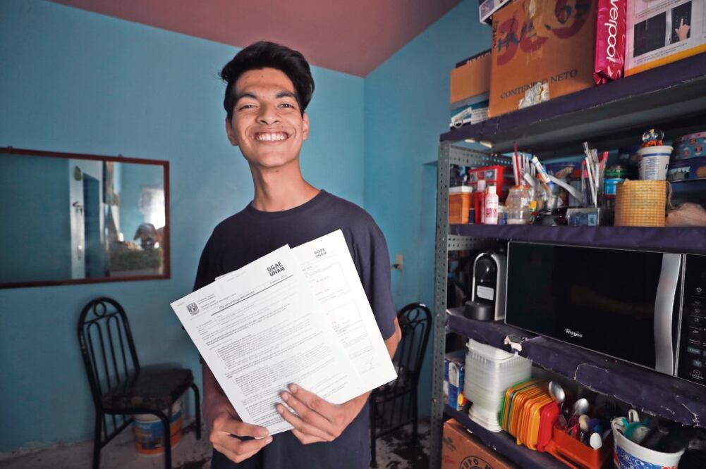 Alexander Olivares será el primer integrante de su familia en estudiar en la UNAM tras lograr aprobar el examen parda cursar Derecho en la FES Aragón. Fotos: IRVIN OLIVARES. ELUNIVERSAL