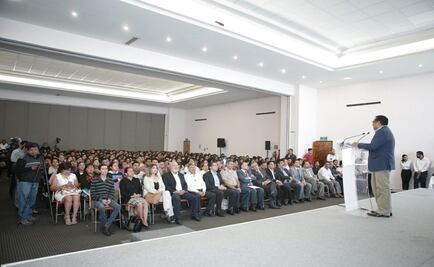 Maestros desalojan a grupo de asistentes en evento del IEEPO