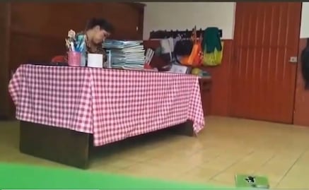 VIDEO: Destituyen a maestra que fue exhibida aventando cuadernos a sus alumnos en Toluca