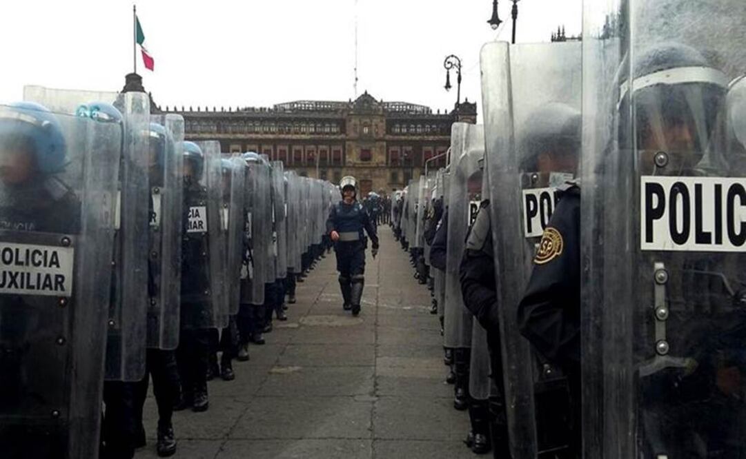 En medio de un dispositivo de seguridad, en el que granaderos resguardaron la Plaza de la Constitución, maestros de la CNTE marcharon contra la reforma educativa. (FOTO: CRISTOPHER ROGEL BLANQUET. EL UNIVERSAL)