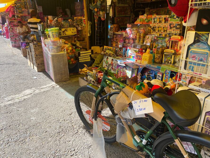 En la alcaldía Iztacalco se instaló la Feria del Juguete, hasta donde decenas de ayudantes de los Reyes Magos han acudido para ver los juguetes que han pedido los niños y niñas capitalinos. (Foto: Juan Carlos Williams)