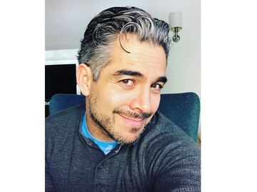 Omar Chaparro estrena look y se quita unos años de encima