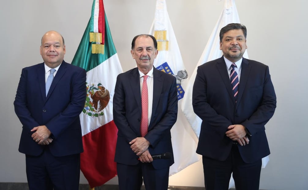 El fiscal de Nuevo León, Javier Enrique Flores (centro), informó que se investiga comercialización de boletos falsos en Monterrey; suman 14 denuncias.
Foto: Especial.