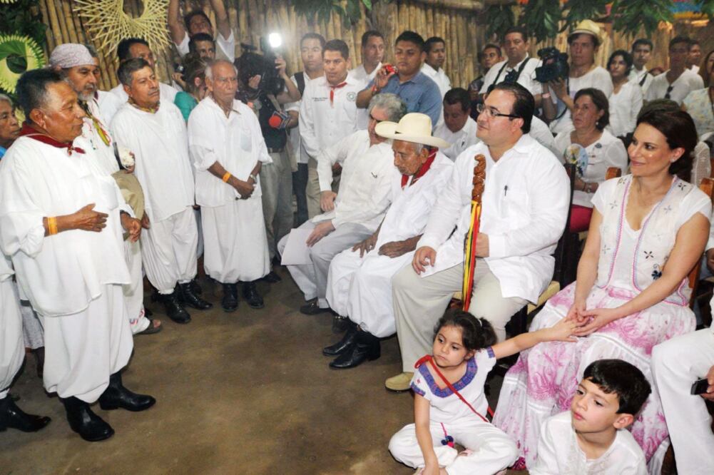 En algunos eventos públicos, Javier Duarte y Karime Macías eran acompañados por sus pequeños hijos (TOMADA DE FACEBOOK)