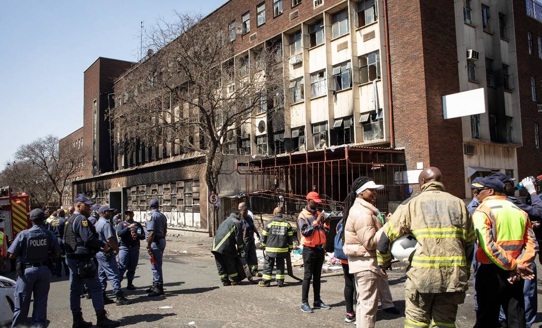 Decenas de personas perdieron la vida en un incendio en un edificio de varias plantas en Johannesburgo, la ciudad más grande de Sudáfrica. Foto: EFE