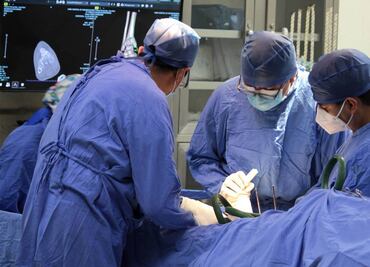 Cirujanos del IMSS en Coahuila extirpan con éxito tumor del tamaño de un melón