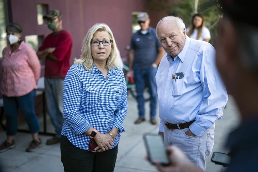Liz Cheney con su padre, el ex vicepresidente Dick Cheney, para votar en la biblioteca del condado de Teton durante las elecciones primarias republicanas el 16 de agosto de 2022 en Jackson Hole, Wyoming. Foto: AP