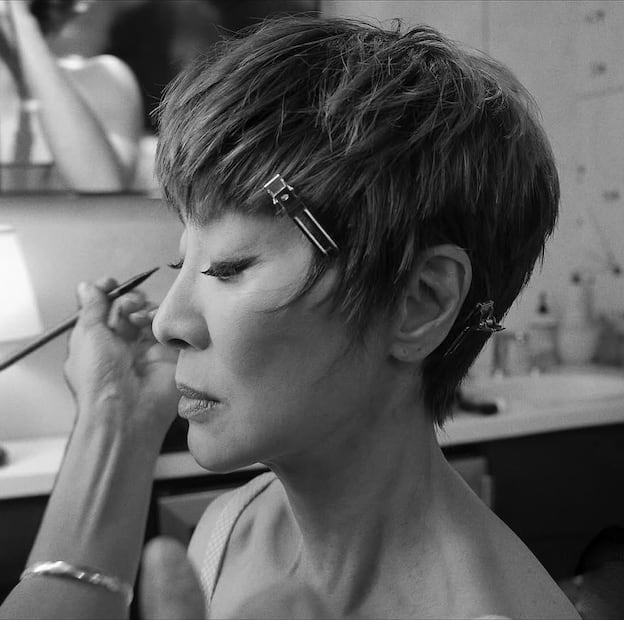 Michelle Yeoh con un corte pixie. Foto: Instagram @renatocampora