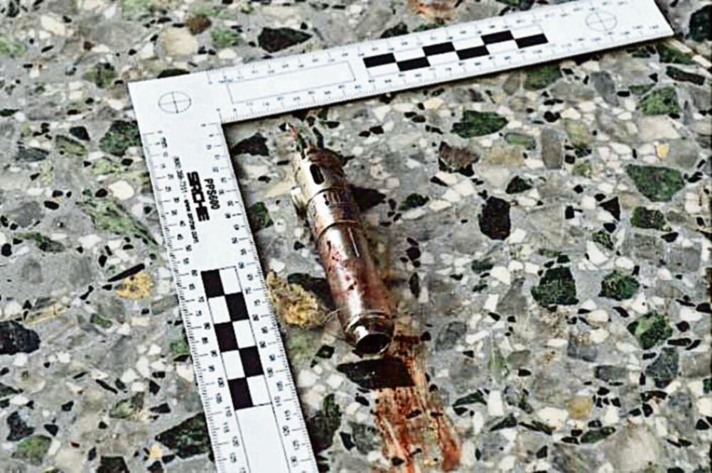 En esta foto, cortesía de The New York Times, se ve el artefacto que Salman Abedi usó para detonar la bomba, que llevaba escondida en una mochila (AFP)