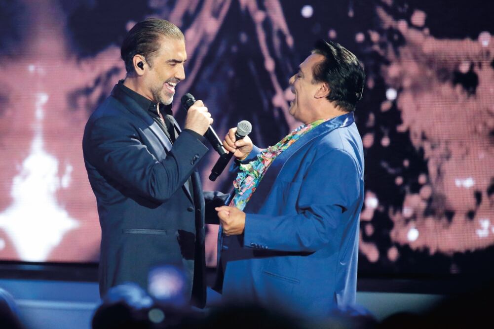 Además de un reconocimiento a su trayectoria, Juanga cantó a dueto con Alejandro Fernández (AGENCIAS)