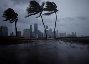 "Irma" sale de Cuba y comienza a azotar los Cayos de Florida