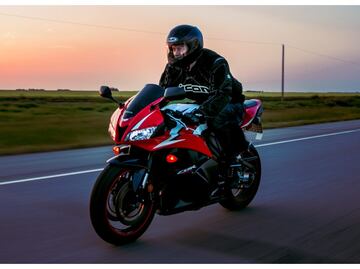 ¿Qué hacer si se te poncha la llanta de la moto mientras conduces?