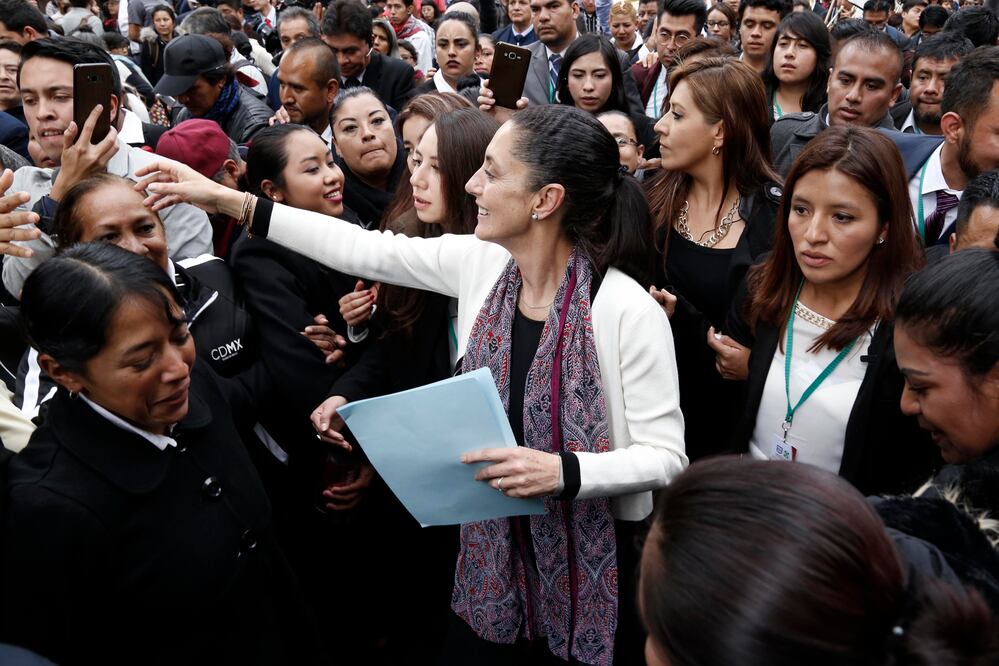 Claudia Sheinbaum en su recorrido del Teatro Esperanza al Zócalo (AGUSTÍN SALINAS. EL UNIVERSAL)