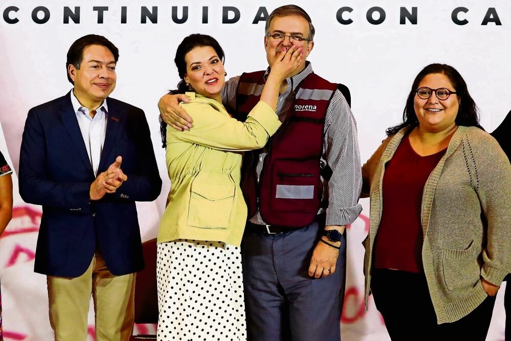 El excanciller Marcelo Ebrard llegó a registrarse ante autoridades del partido acompañado de su esposa, Rosalinda Bueso, Foto: Germán Espinosa / EL UNIVERSAL