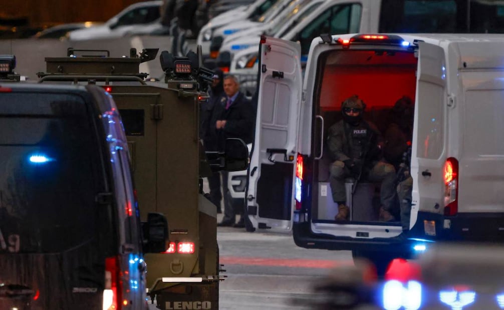 Agentes federales del orden avanzan delante de un vehículo blindado que transporta al presidente venezolano, Nicolás Maduro, y a su esposa, Cilia Flores, a su llegada al Tribunal Federal de Manhattan, el lunes 5 de enero de 2026, en Nueva York. Foto: AP