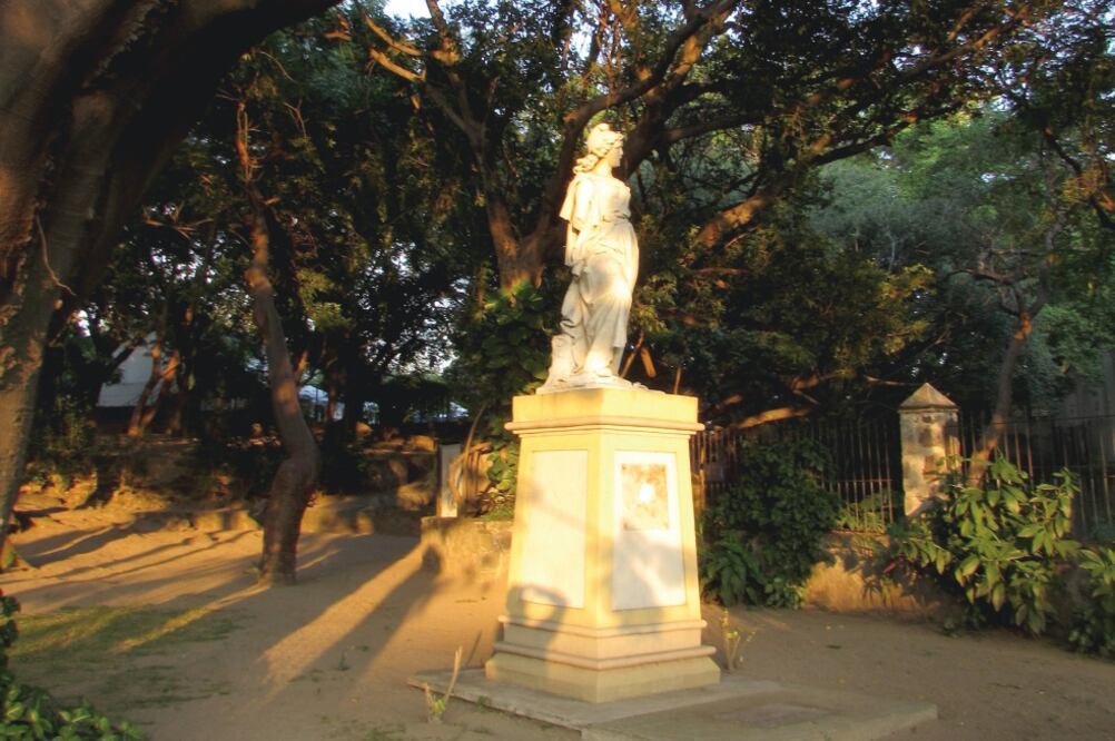 En 1944 el Panteón de los Gringos dejó de operar como cementerio; hoy luce sin lápidas y en el lugar sólo se conse rva una estatua de La Libertad traída de Italia y donada por el gobierno de Jalisco. (RAÚL TORRES. EL UNIVERSAL)
