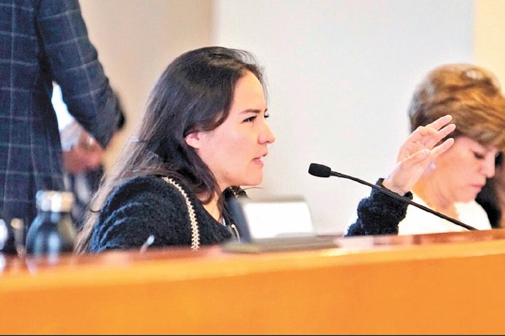 La regidora priista Angélica del Valle alertó que el Reglamento Orgánico Municipal de Naucalpan publicado en la Gaceta Municipal no es el mismo que votaron en el Cabildo. Foto: ESPECIAL