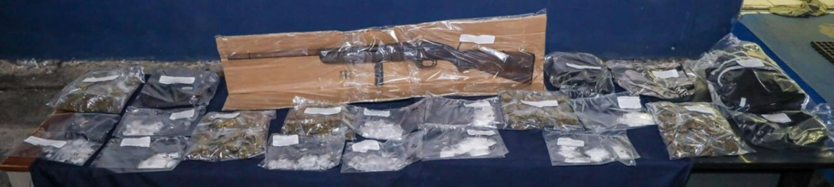 Un grupo de siete personas, con drogas y armas, fue detenido en Cancún por elementos de la Guardia Nacional y policía local (31/01/26). Foto: Especial