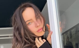 Belinda se escapa a México, luce la playera de la Selección Mexicana y consiente a fans con look en encaje