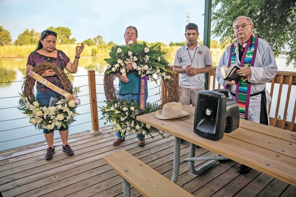 El pastor Roy Snipes (derecha) reza junto a feligreses, en Mission, Texas. Oran por los migrantes que han muerto rumbo a Estados Unidos, incluidos el salvadoreño Óscar Alberto Martínez y su hija Valeria. Foto: AFP