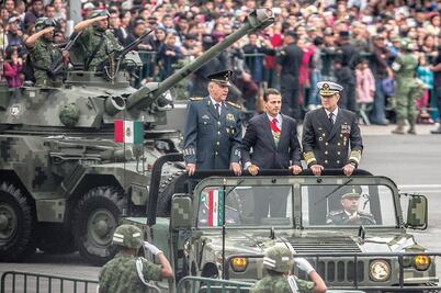 EPN encabeza desfile en homenaje a la FAM