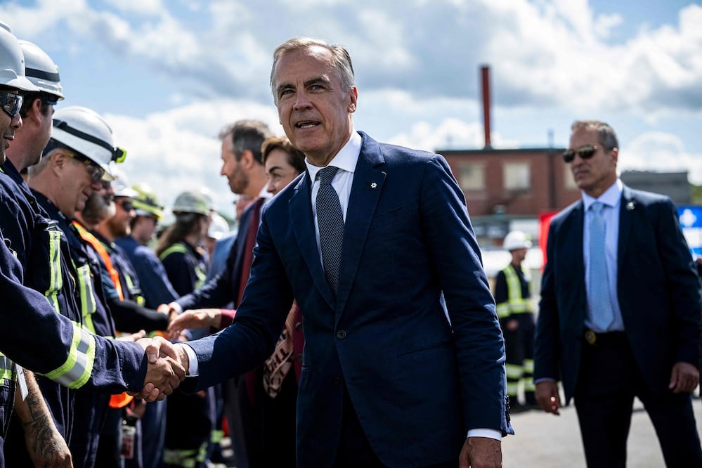 El primer ministro canadiense,  Mark Carney, en un evento con trabajadores en Quebec.  FOTO: ANDRE IVANOV. AFP