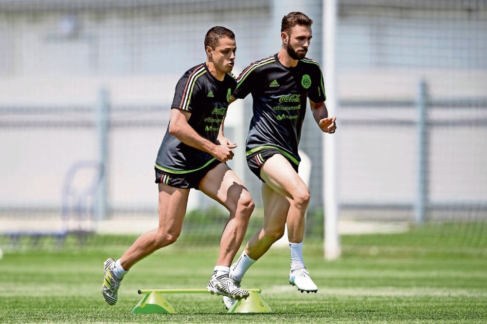 El colombiano dialoga con los jugadores sobre la estrategia. (IMAGO7)