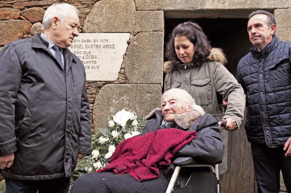 El ex alcalde de Láncara, Eladio Capón; la prima del Comandante, Manuela Argiz, y Darío A. Piñeiro, gobernante local, en la casa natal del padre de Fidel (ELISEO TRIGO. EFE)
