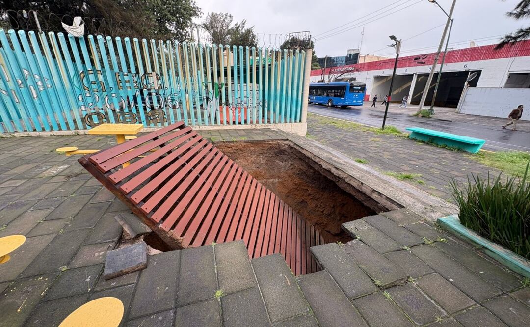 Se forma socavón en parque de Gustavo A. Madero; Protección Civil acordona la zona. Foto: Especial