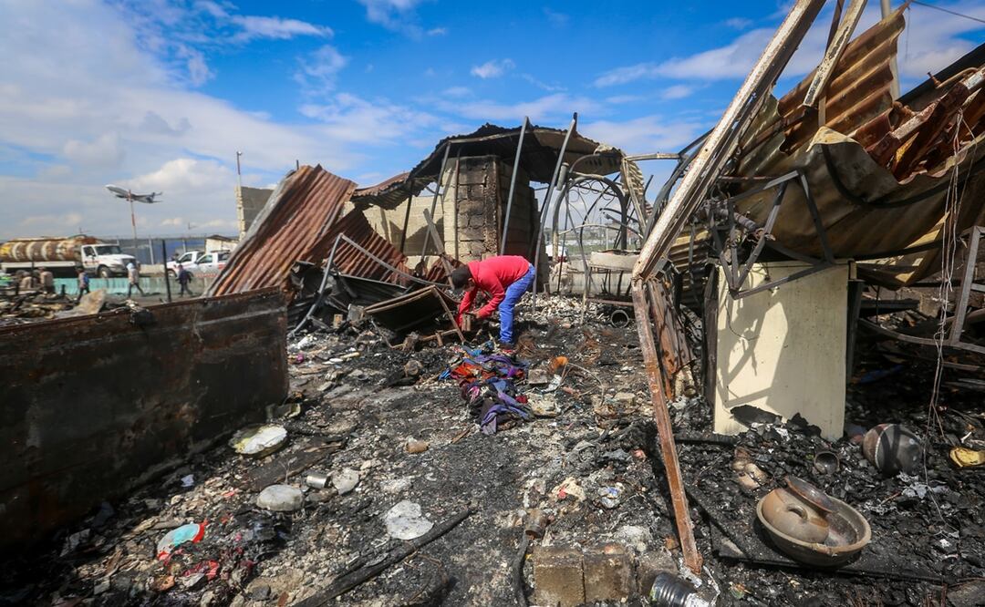 Levantamiento de escombros en los predios irregulares que resultaron afectados por el incendio en las vías de Ciudad Lago, Nezahualcóyotl. Foto: Luis Camacho|El Universal