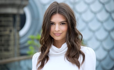 Emily Ratajkowski muestra sus curvas en el mar