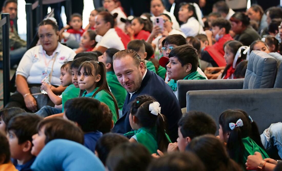 El abanderado de Va por la CDMX platicó con los pequeños, a quienes les comentó que trabajará para que todos tengan una escuela bonita, con buenas sillas, entre otras cosas.Andrea Murcia Monsivais
