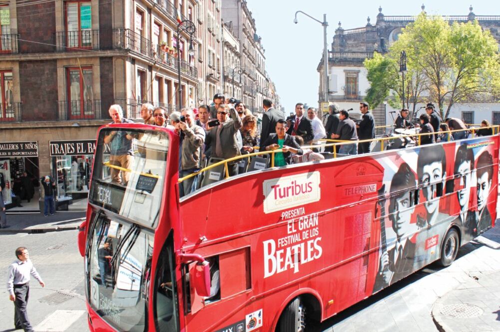 El gobierno capitalino alista un proyecto para que el Turibús que circula en el Centro Histórico sea el responsable de atender la demanda de movilidad (ARCHIVO EL UNIVERSAL)
