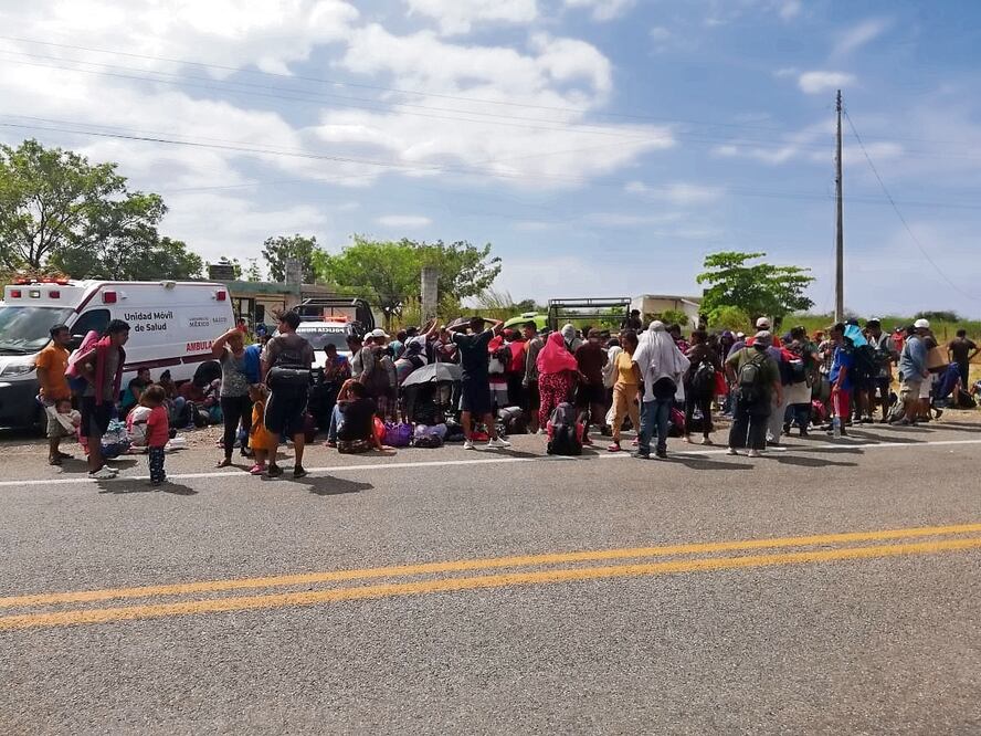 Luego de caminar 24 kilómetros sobre la carretera Panamericana, los migrantes llegaron a la entrada de Zanatepec, donde se les impidió el paso. Foto: Especial