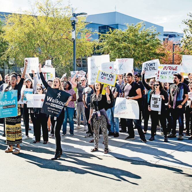 Empleados protestan en Mountain View, California, contra el manejo que ha hecho Google de los casos de acoso sexual. (NOAH BERGER. AP)