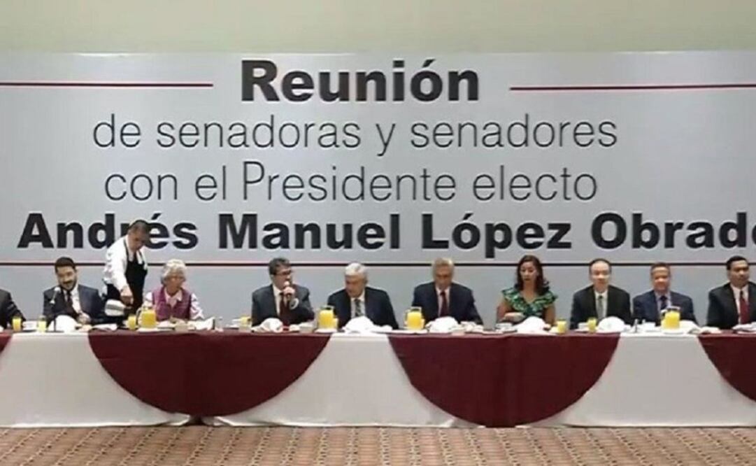 El presidente electo, Andrés Manuel López Obrador se reunió con senadores de Morena, PT y PES. Foto: Captura de pantalla